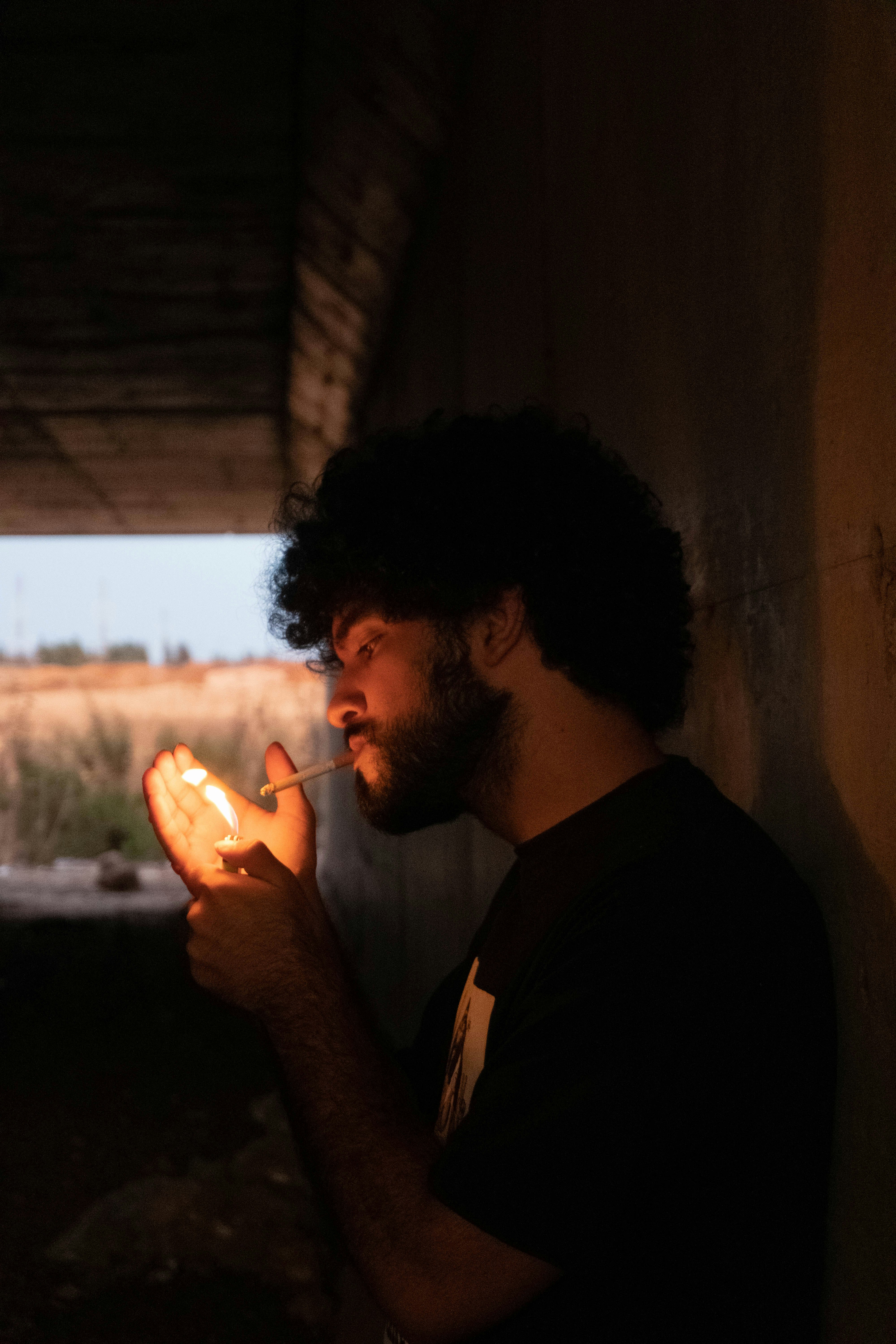 昼間にタバコを吸う男の写真 Unsplashで見つけるモロッコの無料写真
