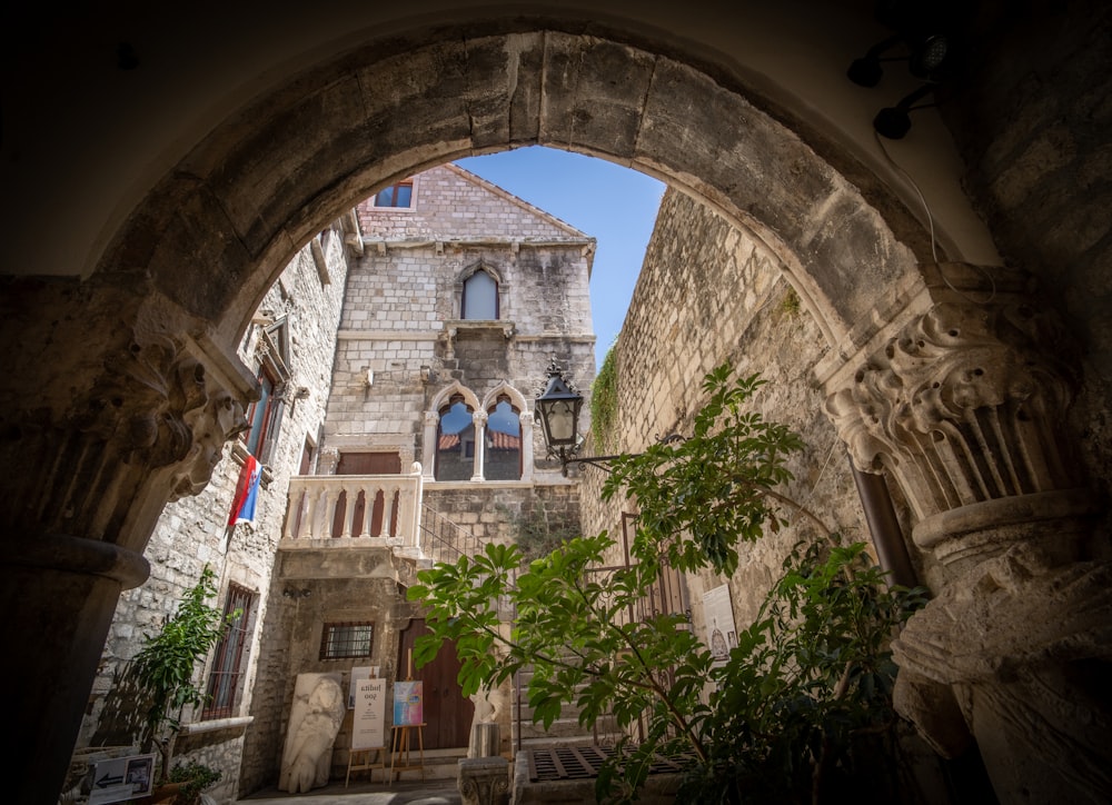 bâtiment en béton brun pendant la journée