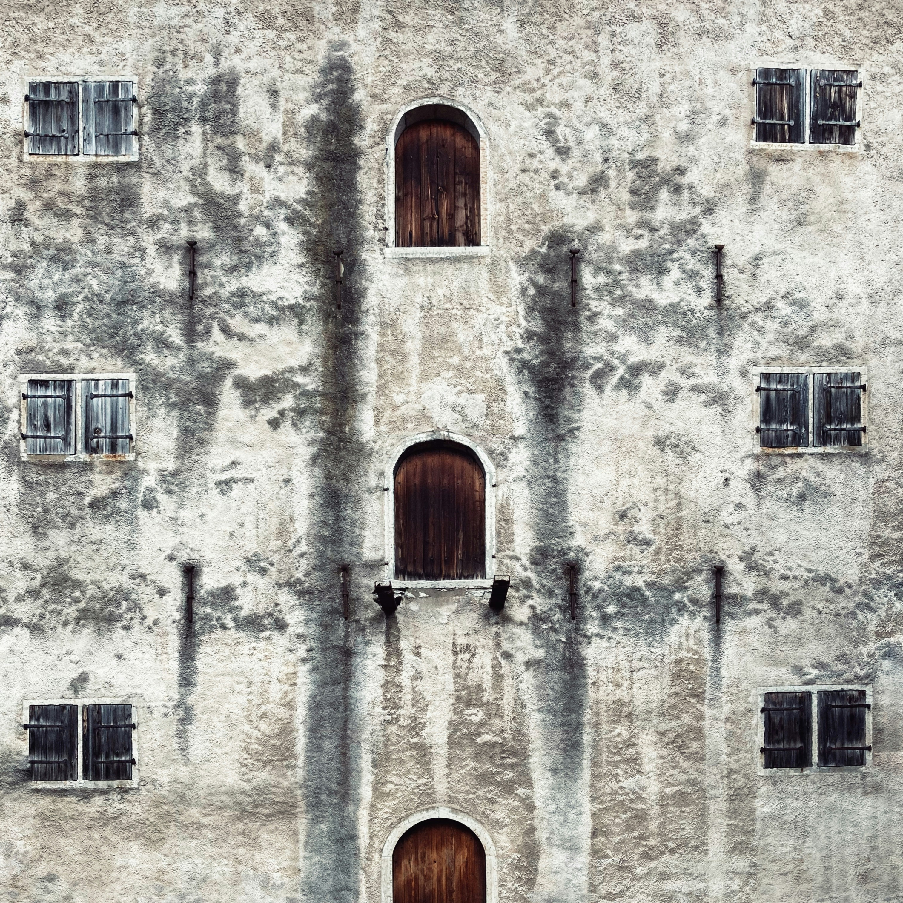 Edificio de hormigón gris durante el día
