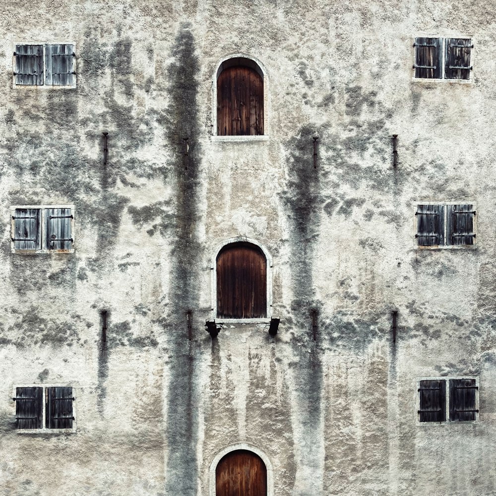 edifício de betão cinzento durante o dia