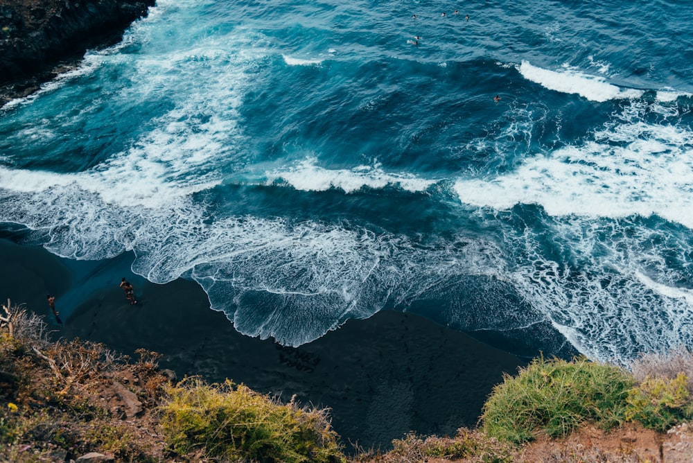 ocean waves crashing on shore during daytime