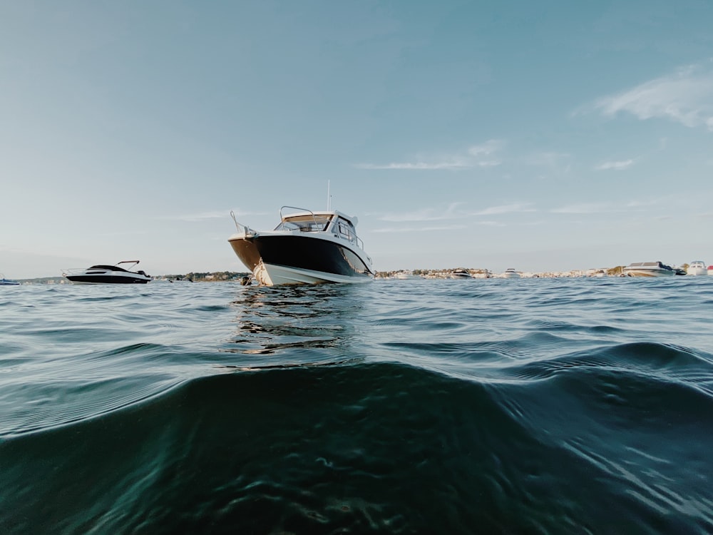 barca bianca e nera sul mare durante il giorno