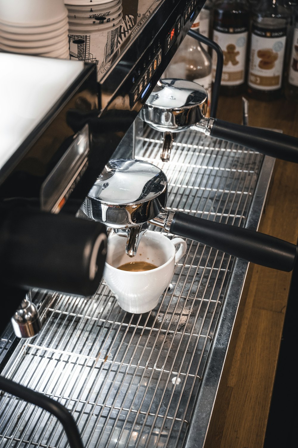 Tazza in ceramica bianca su macchina per caffè espresso in acciaio inossidabile