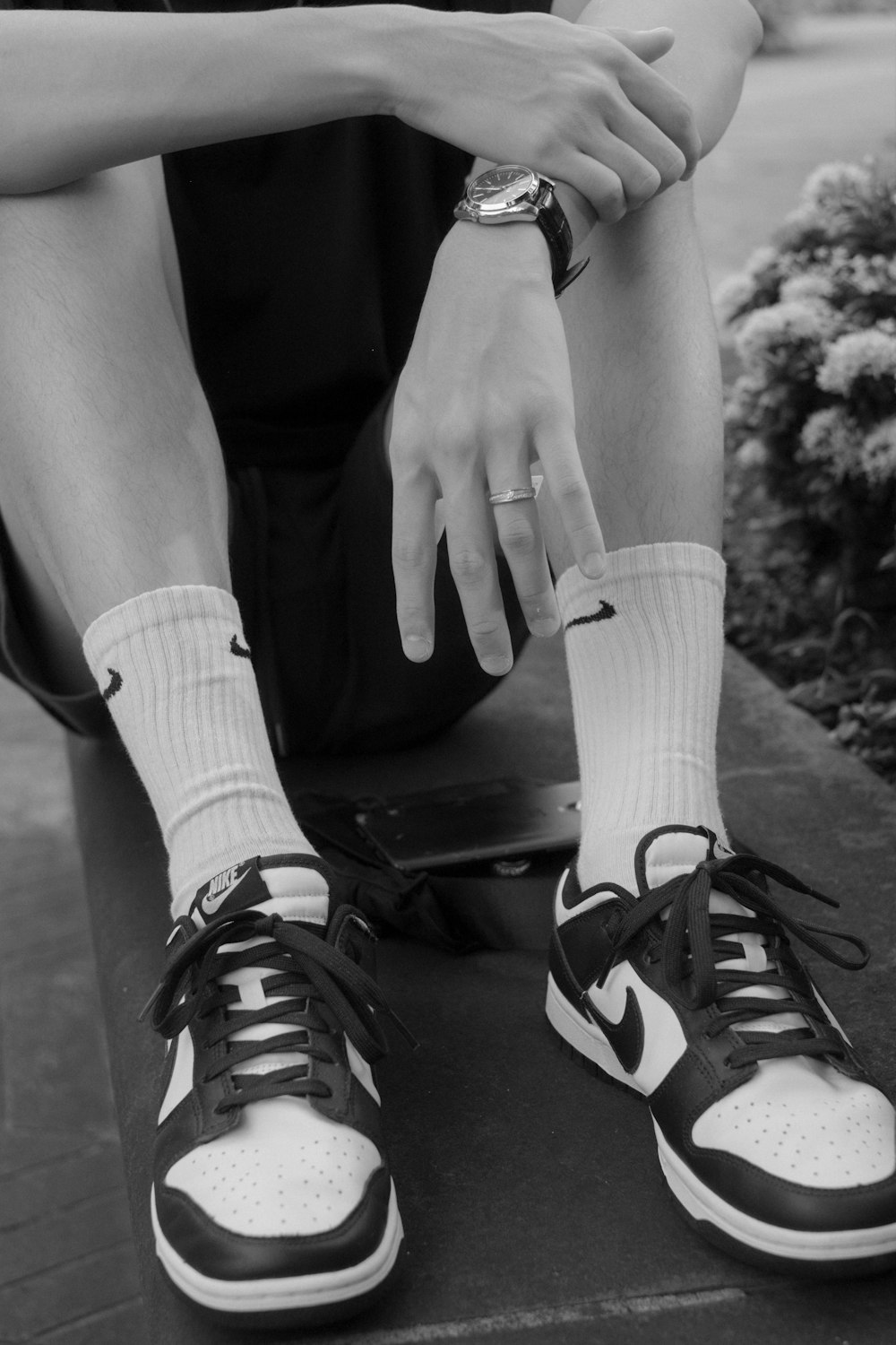 Foto de foto en escala de grises de una persona con calcetines blancos y tenis  adidas blancos y negros – Imagen gratuita Vestir en Unsplash