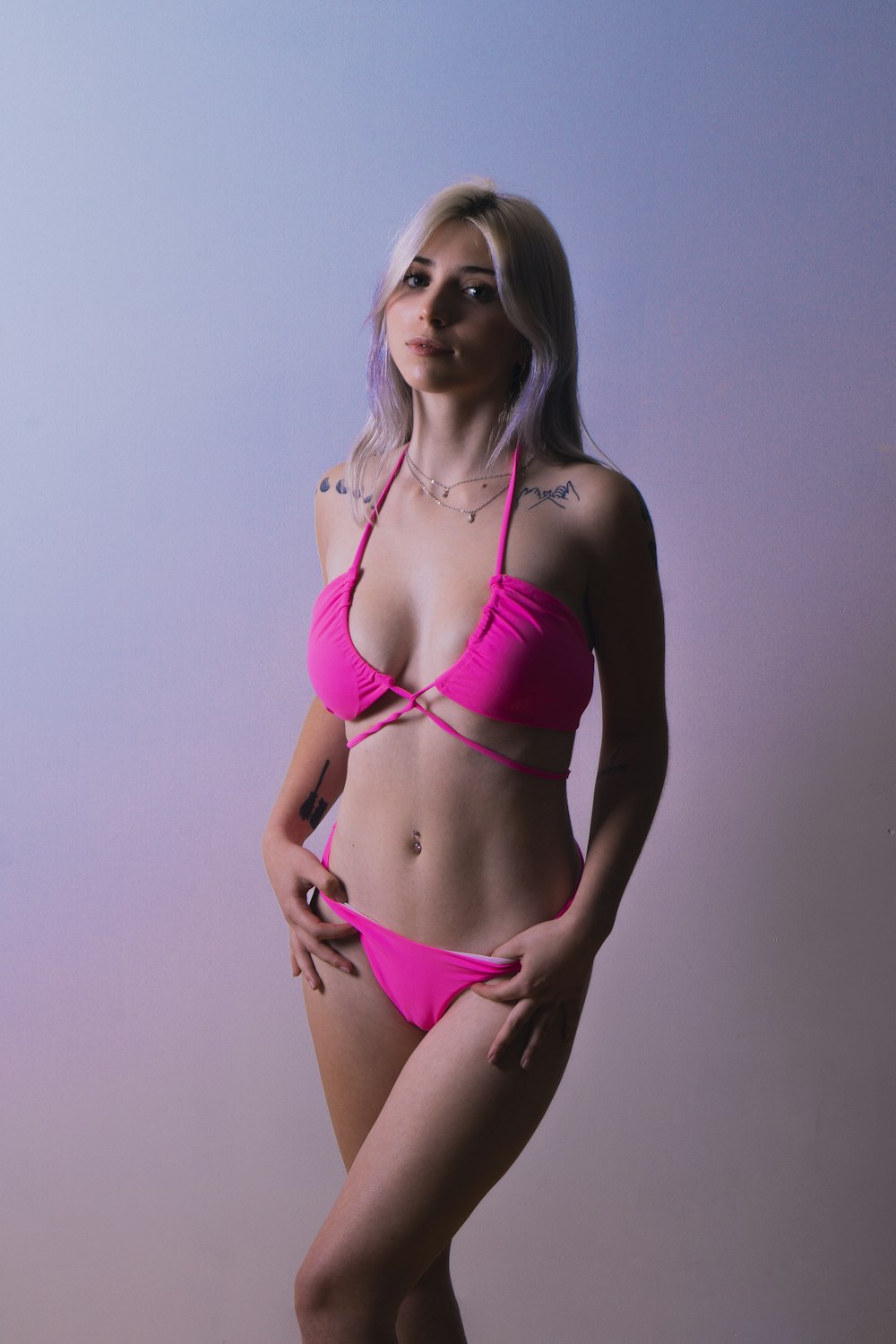 Frau im rosa Bikini posiert für Foto