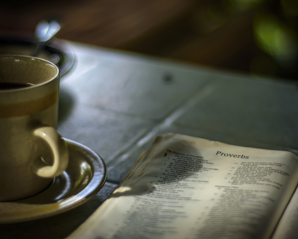 Tasse en céramique marron sur soucoupe en céramique blanche