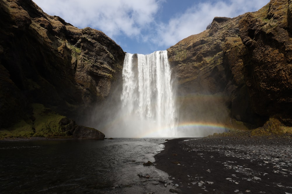 Cascadas bajo el cielo azul durante el día