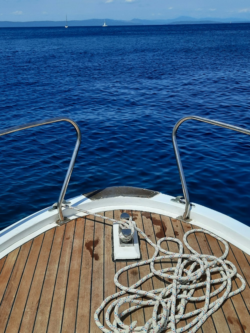 barca bianca e marrone sul mare blu durante il giorno