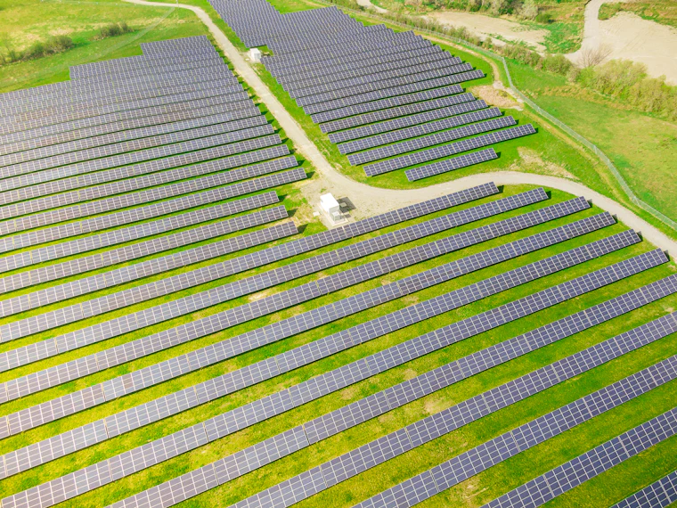 Vista aérea de usina solar fotovoltaica instalada em solo