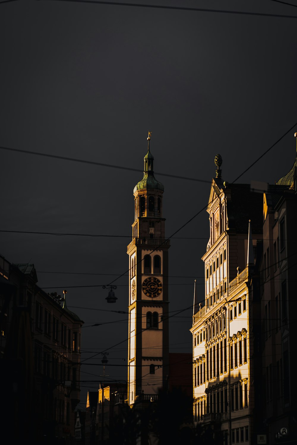 bâtiment en béton blanc pendant la nuit