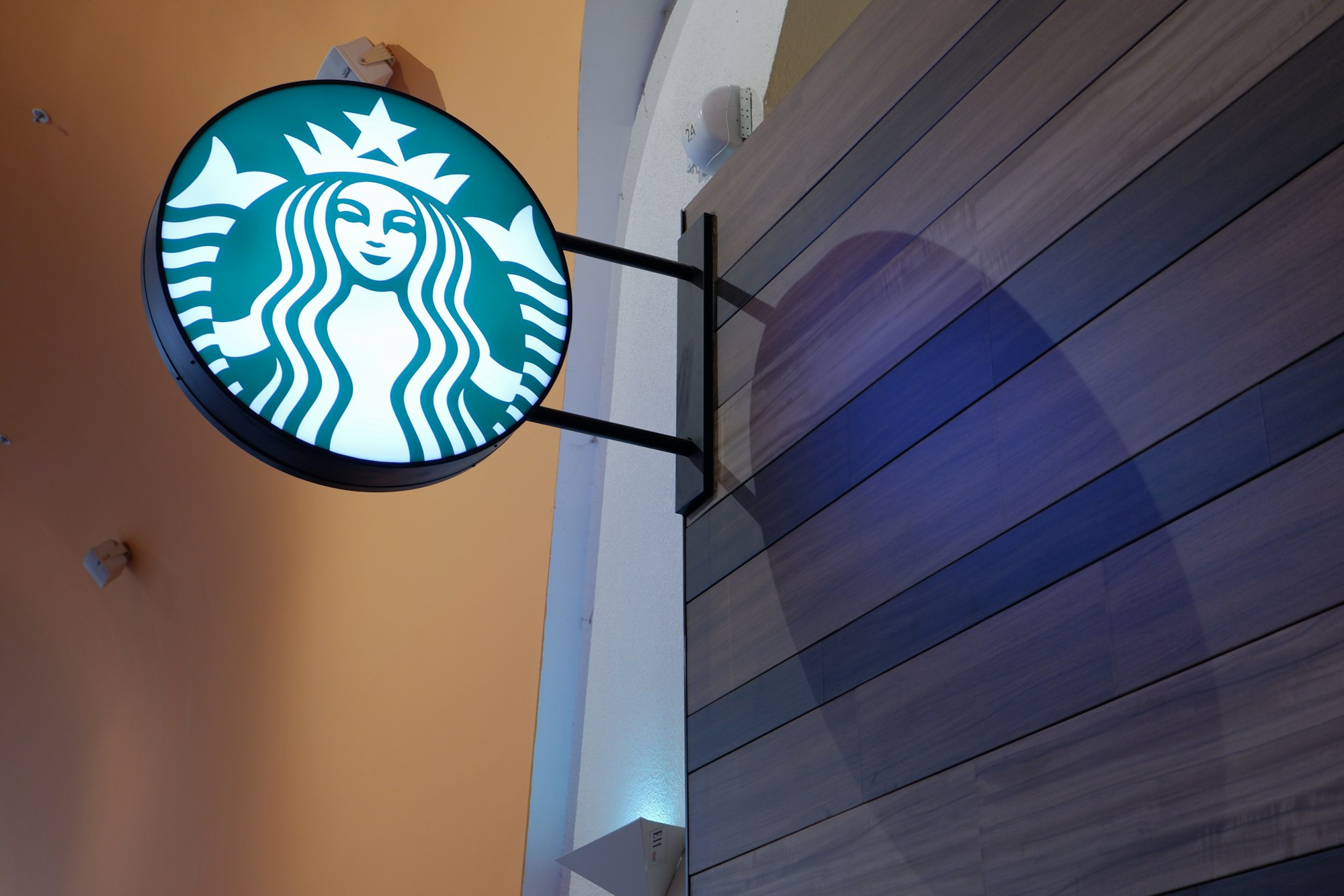 Shanghai recovers: Starbucks opens doors after quarantine