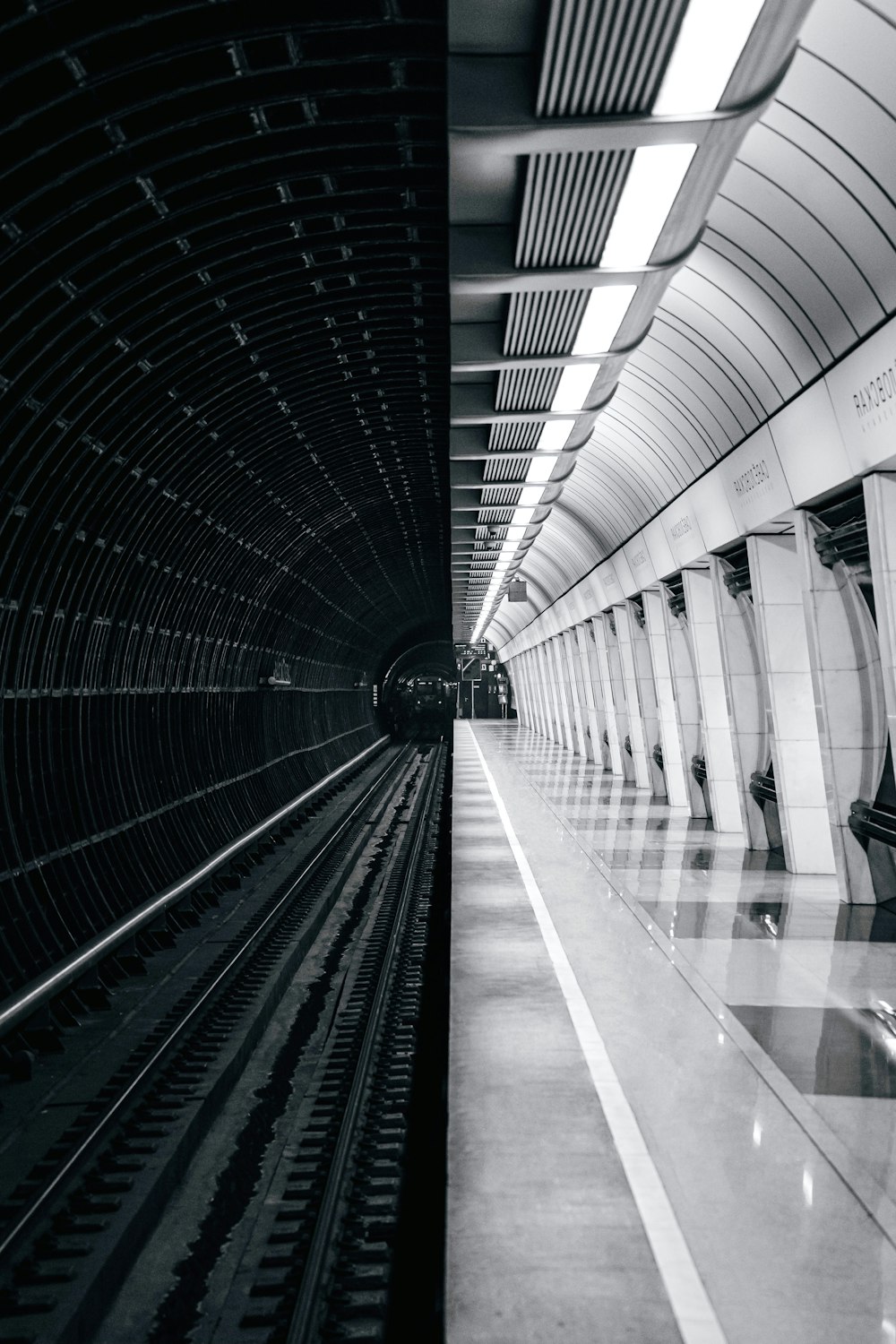 Personas que caminan por el túnel durante el día