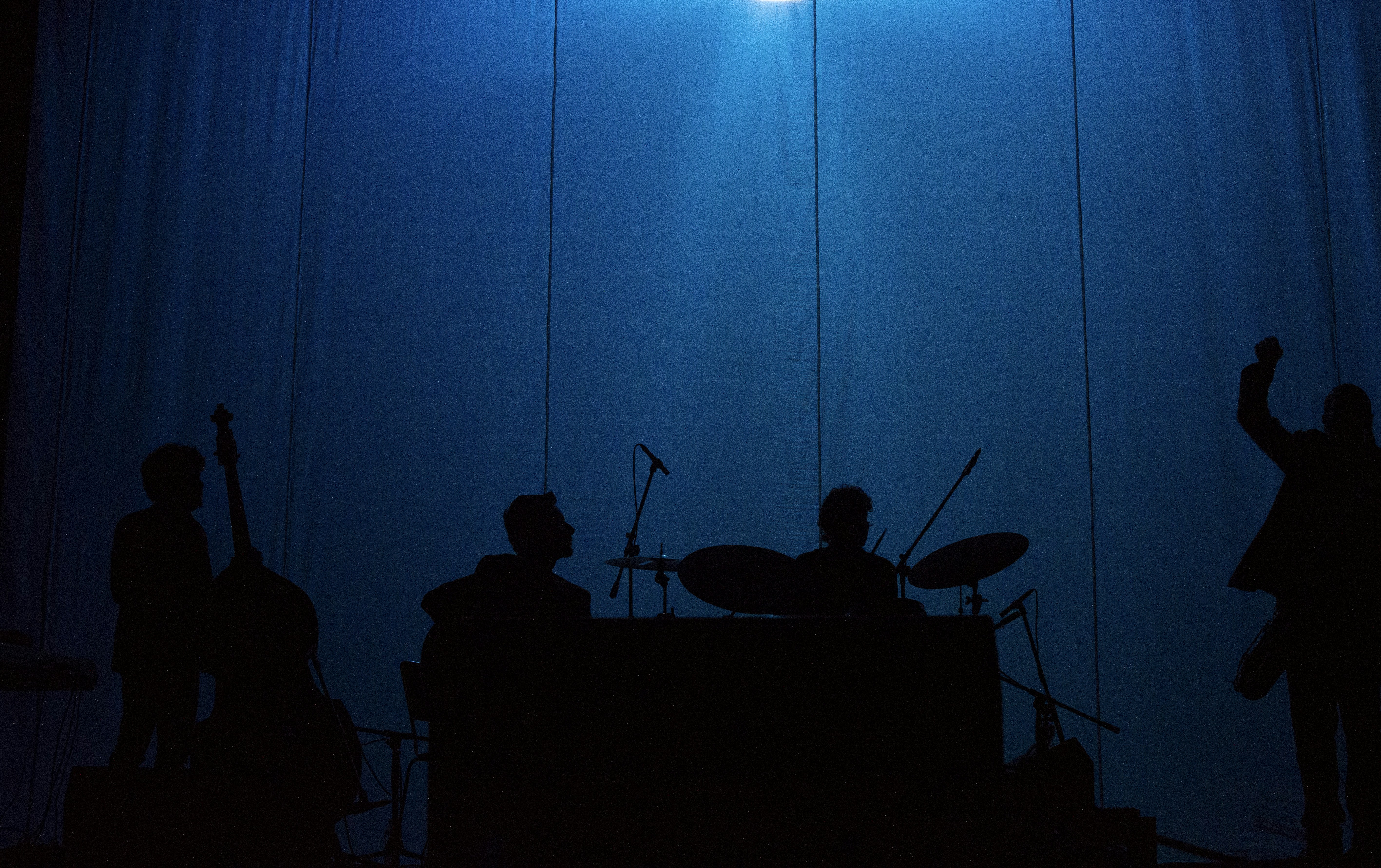 High contrast picture with musicians silhoutte