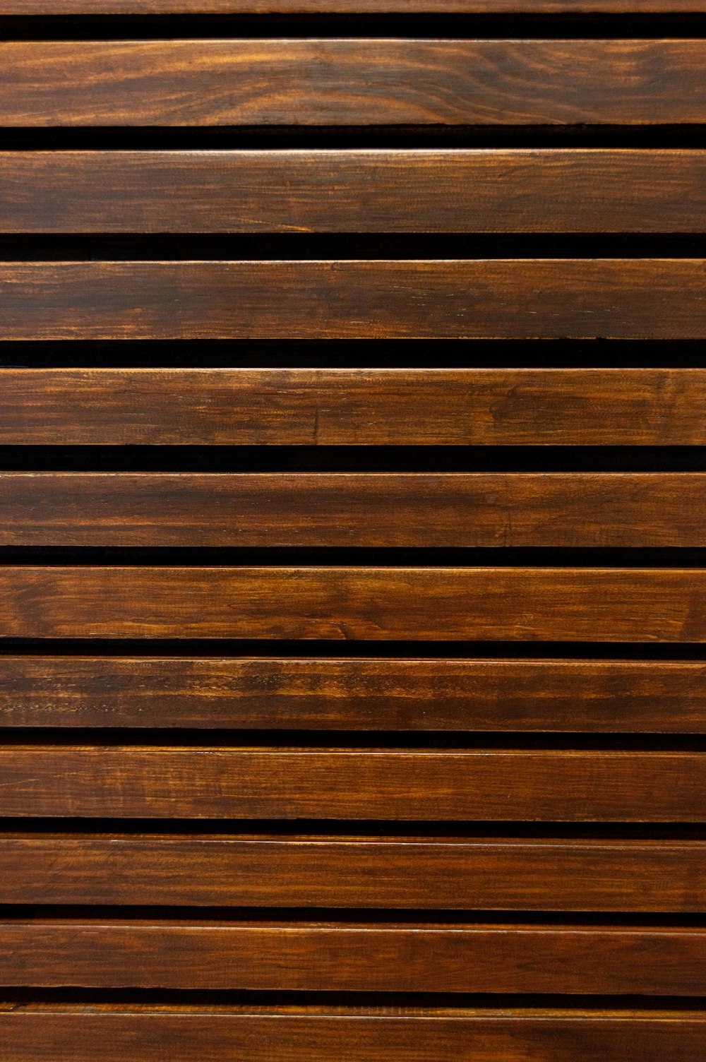 Surface en bois marron et noir