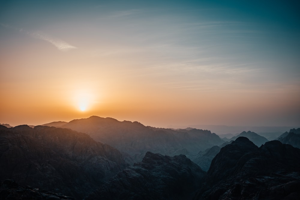 silhouette di montagne durante il tramonto