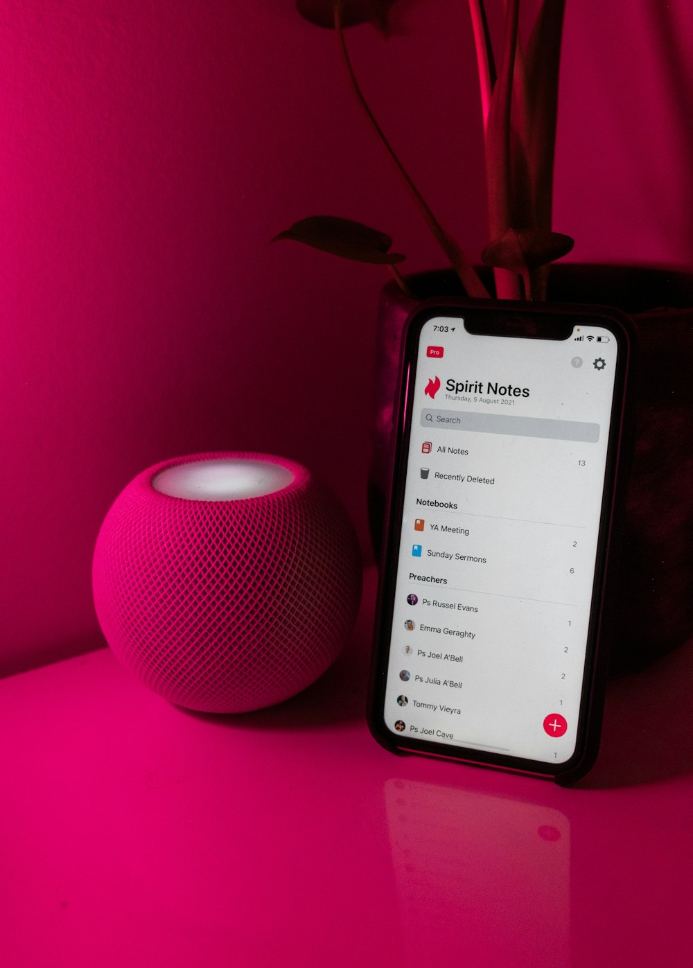 Teléfono inteligente Android negro sobre mesa rosa