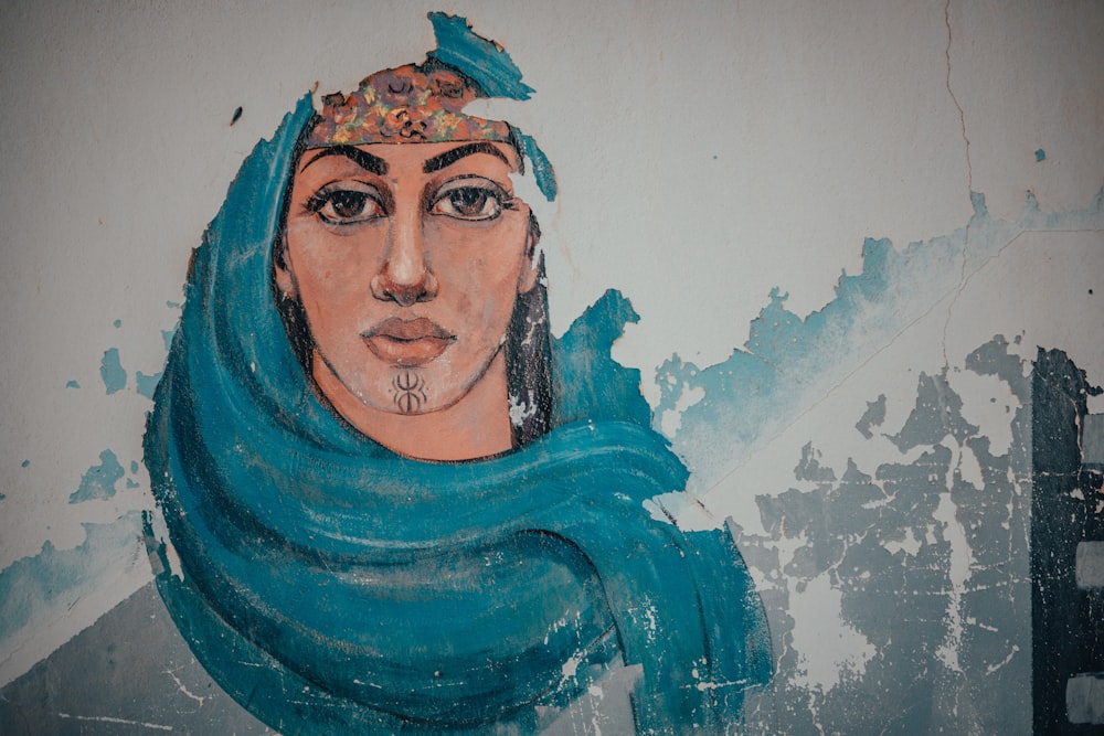 mujer en pintura de hiyab azul