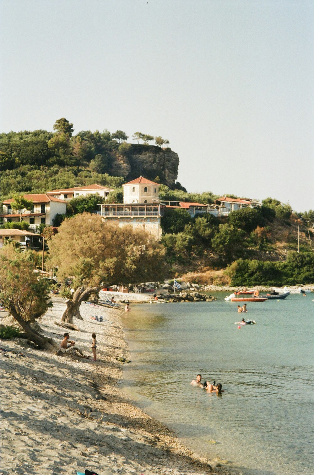 Gente en la playa durante el día