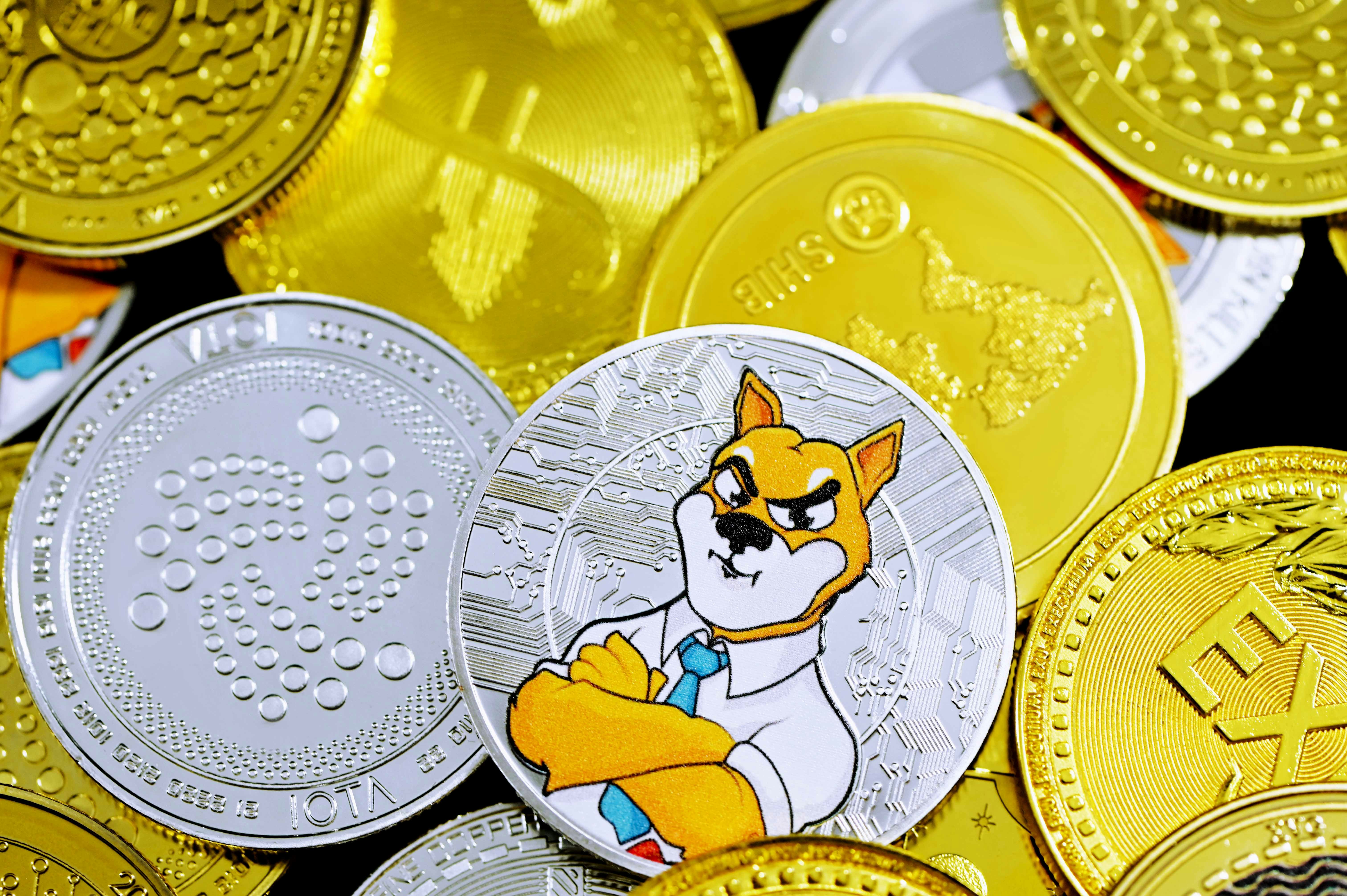 white and yellow round plate