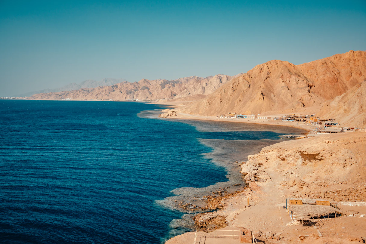 Ruhige Küstenlinie mit Bergen im Hintergrund nahe Dahab in Ägypten
