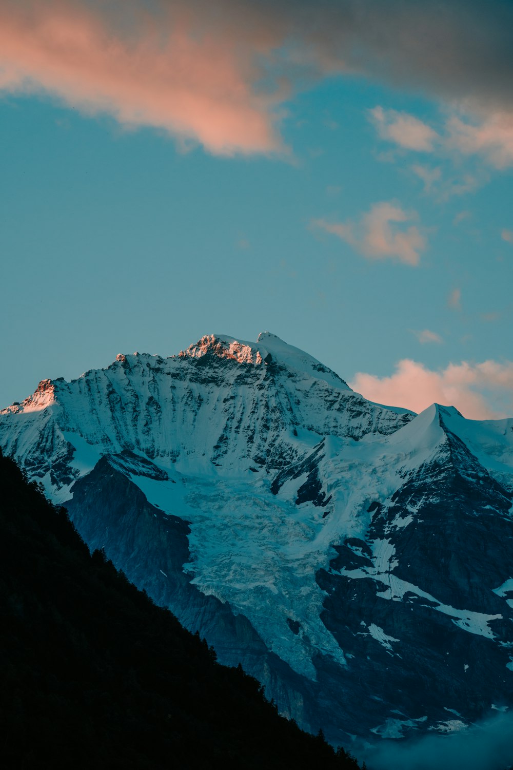 Schneebedeckter Berg unter blauem Himmel tagsüber