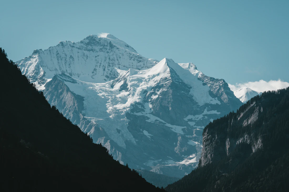 Besneeuwde toppen van Eiger en Jungfrau in de regio Interlaken