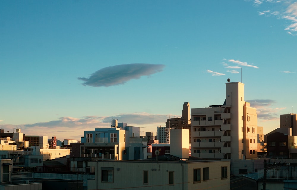 Weiß-braunes Betongebäude unter blauem Himmel tagsüber