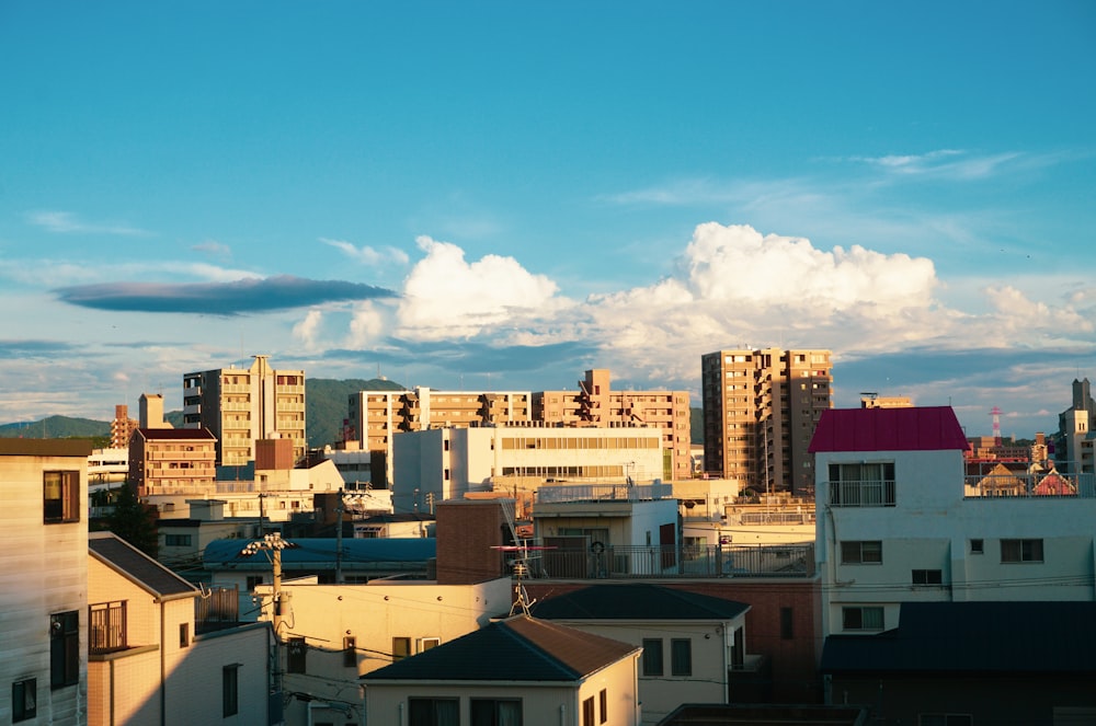 Edificios de la ciudad bajo el cielo azul durante el día