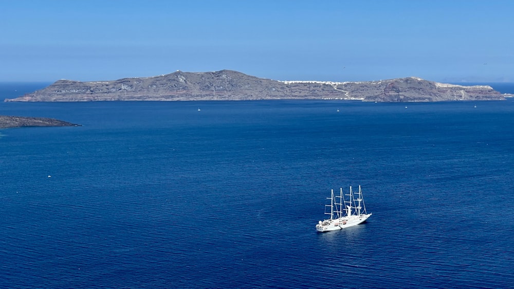 barca bianca sul mare blu durante il giorno