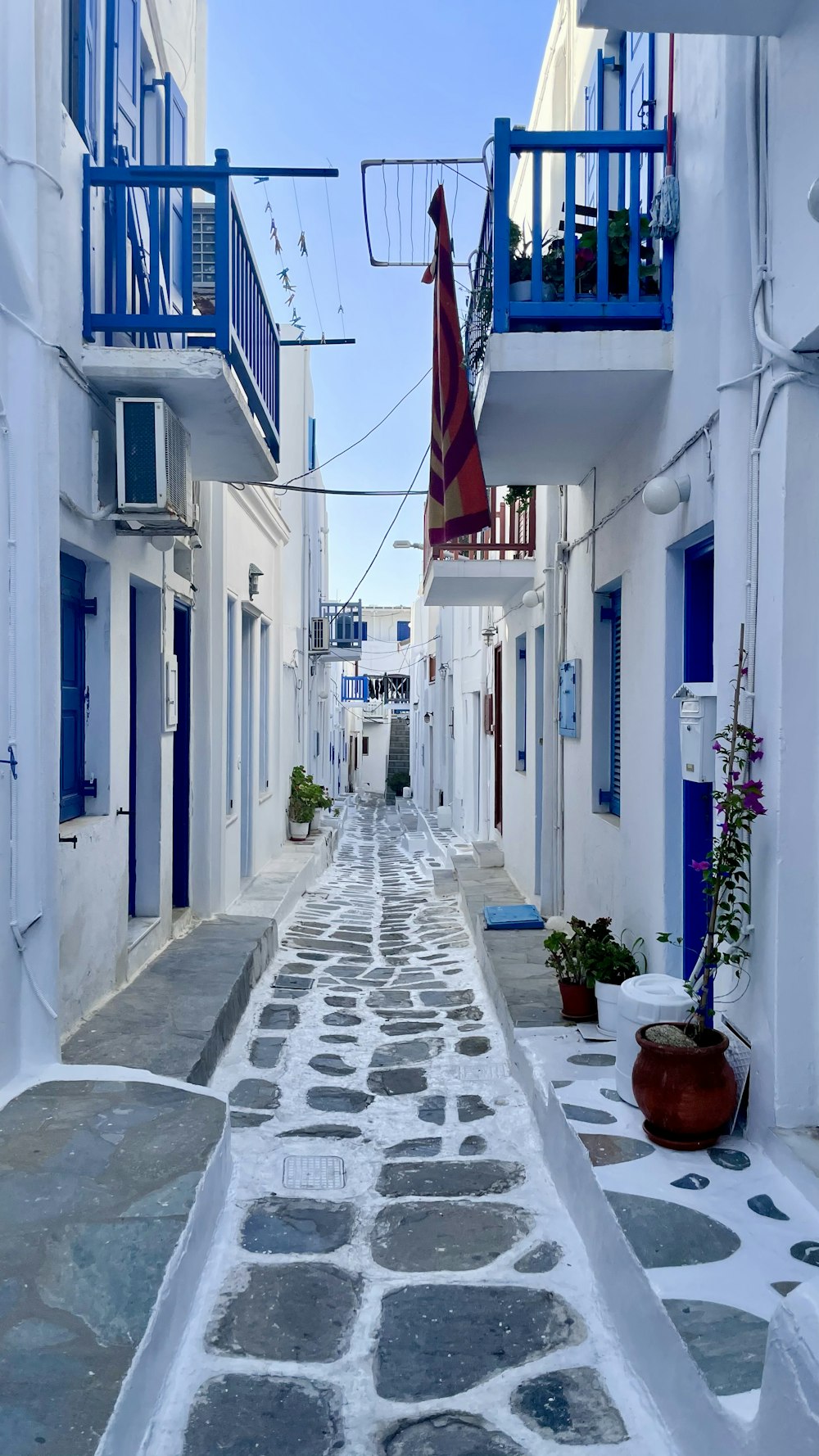 Bâtiment en béton blanc et bleu