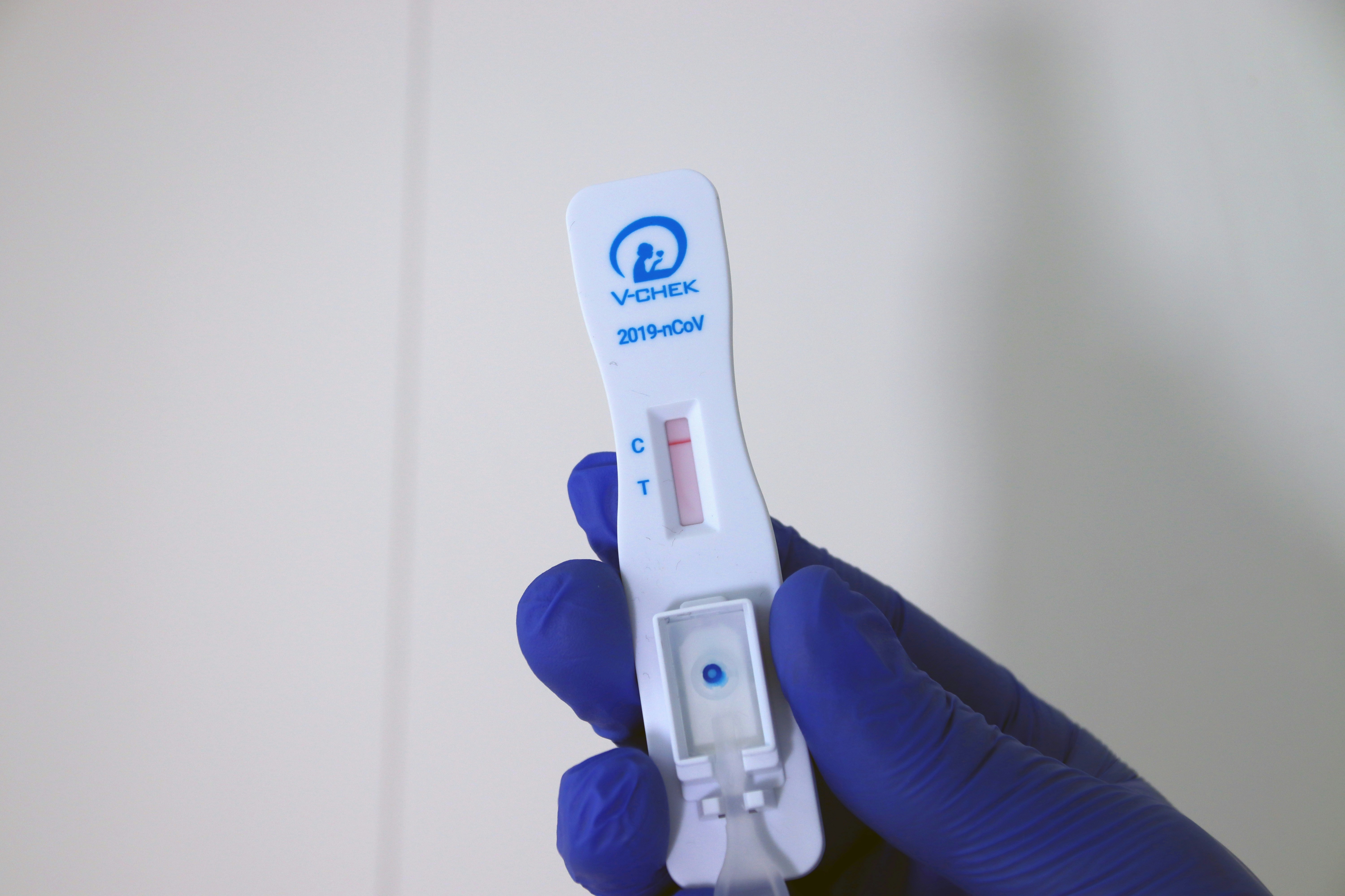 weißes und blaues Kunststoffgerät