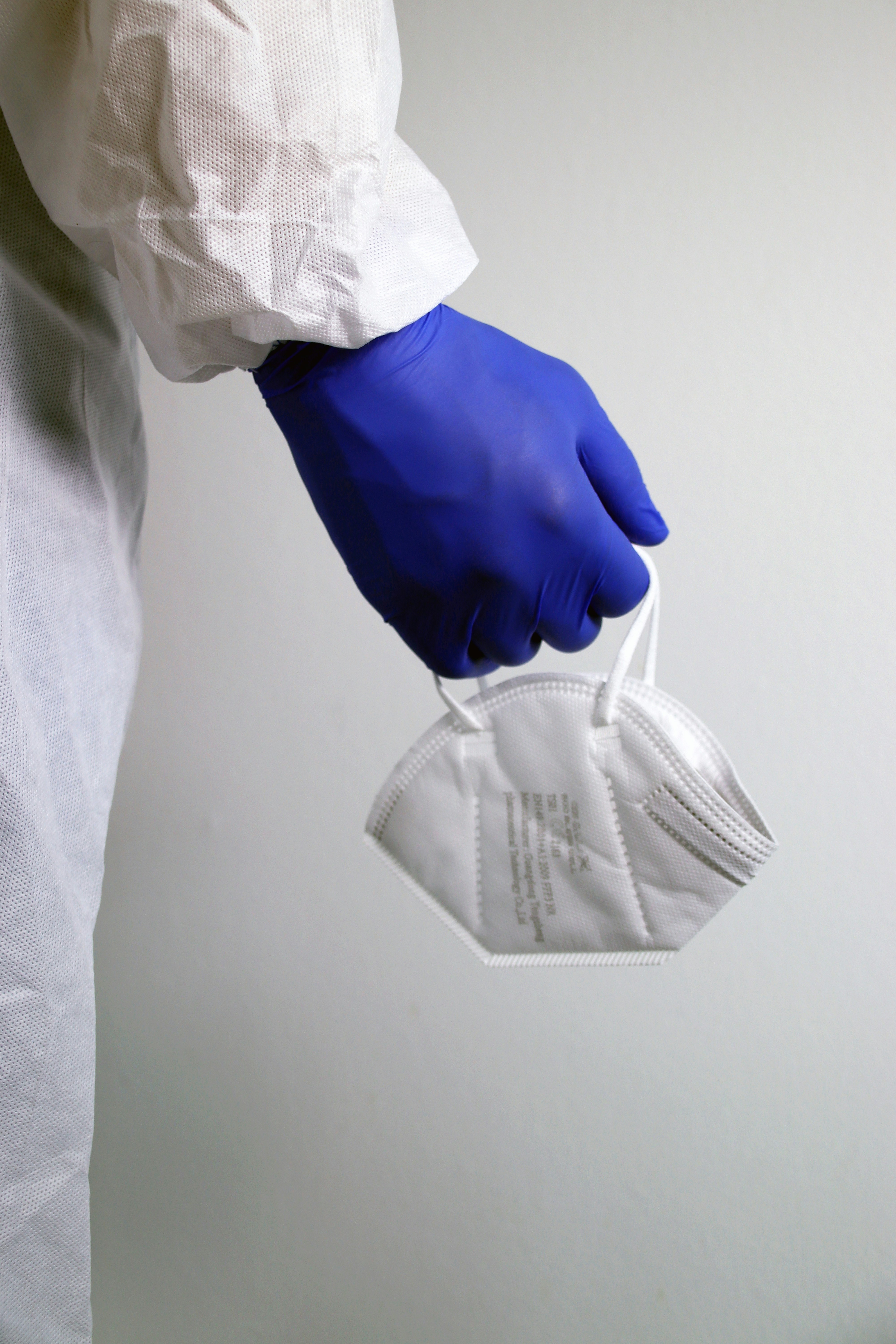 Person im weißen Hemd mit grauer Hose