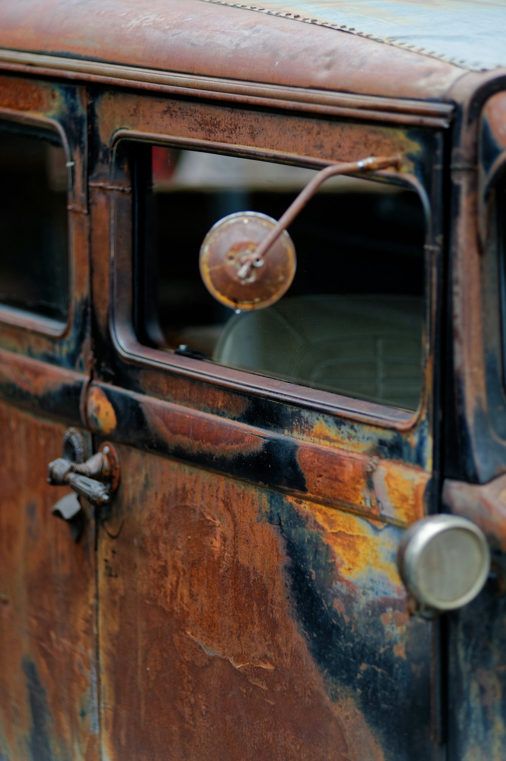 carro vintage marrom e preto