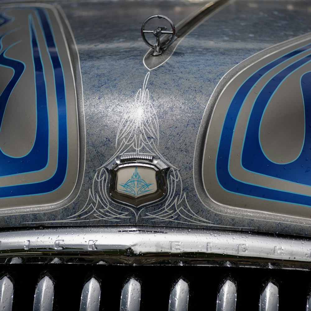 calandre de voiture argentée et bleue