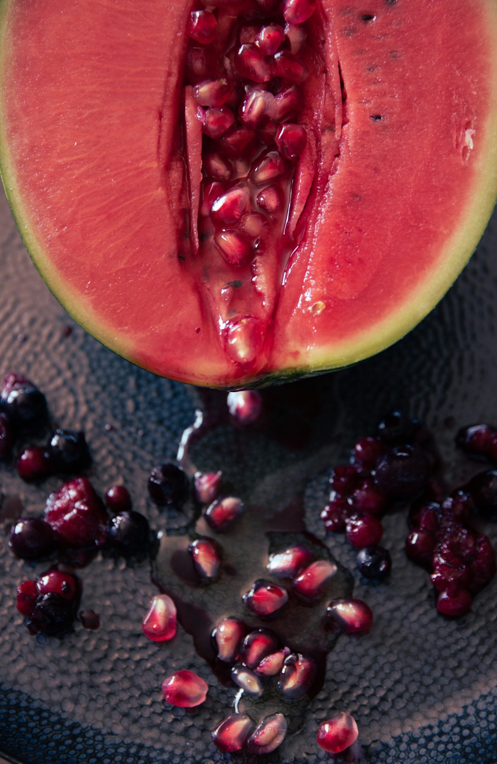 in Scheiben geschnittene Wassermelone auf weißem Textil