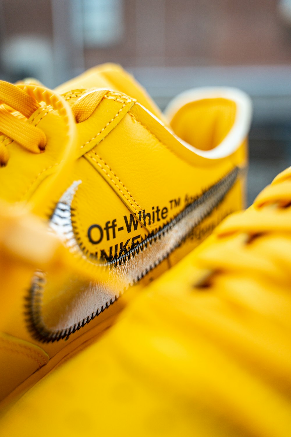 Foto Nike Air Max amarillas y blancas – Imagen Fuerza Aérea 1 gratis en  Unsplash