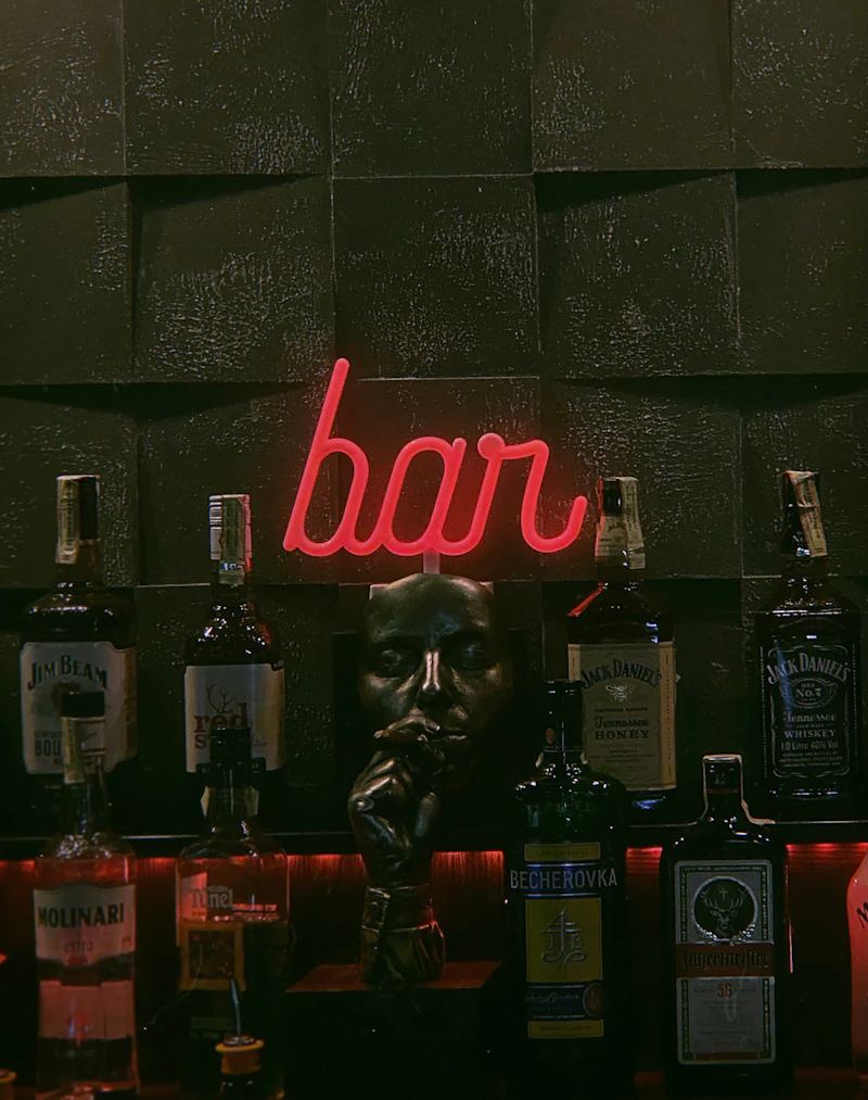 Bar nocturno con luces de colores