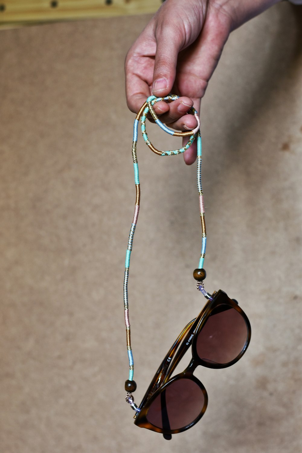 óculos de sol de lente marrom com armação prateada