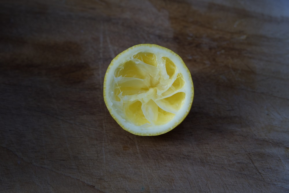 citron jaune sur table en bois marron