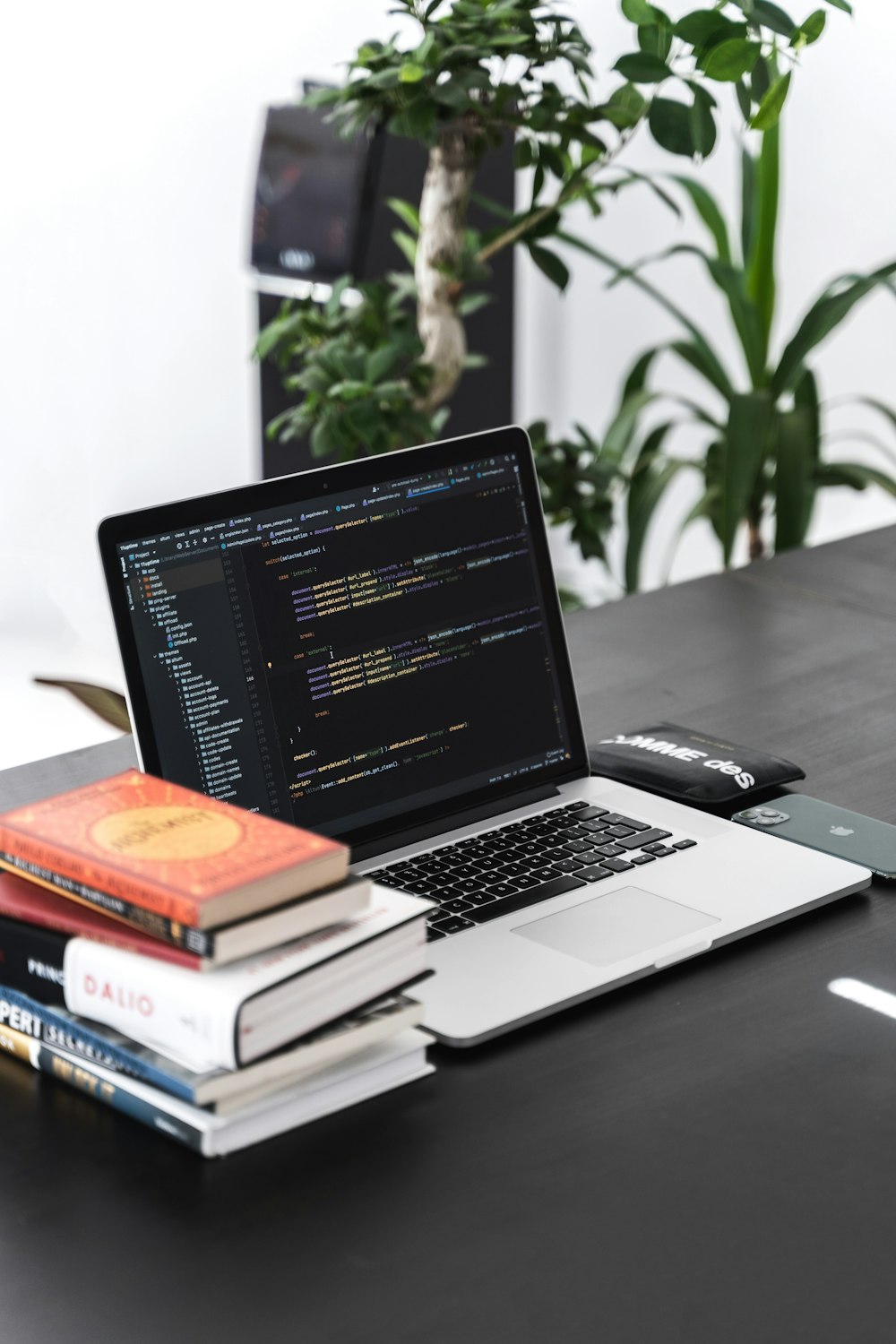 MacBook Pro sur table en bois noir