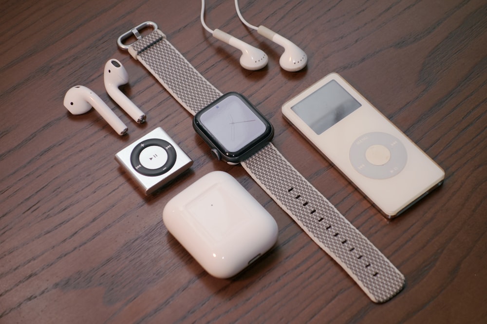 Auriculares de manzana blancos junto al iPod nano blanco
