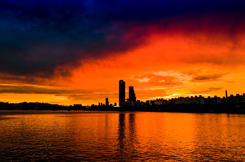 Silhouette der Skyline der Stadt bei Sonnenuntergang