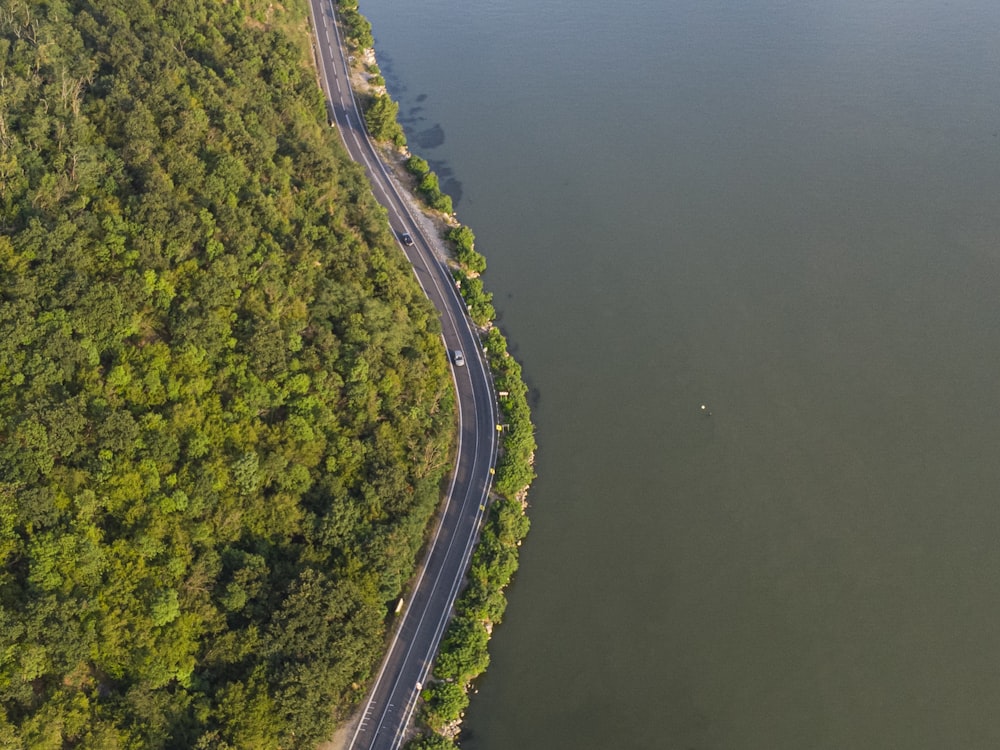 日中の水域脇の道路の航空写真