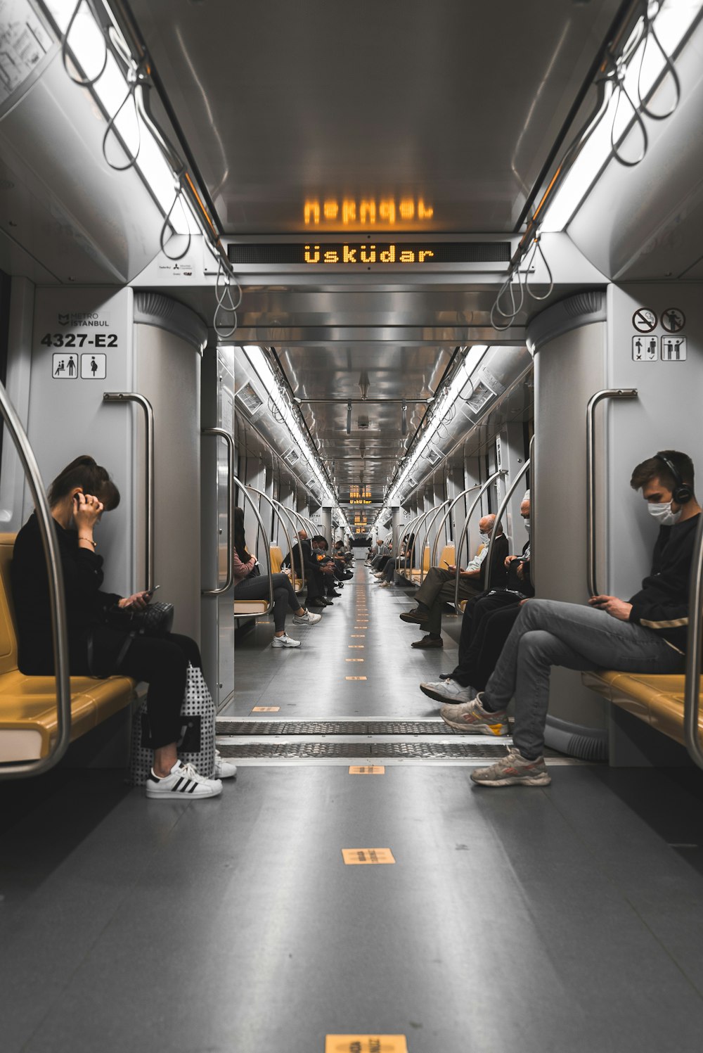 personas sentadas en el asiento del tren