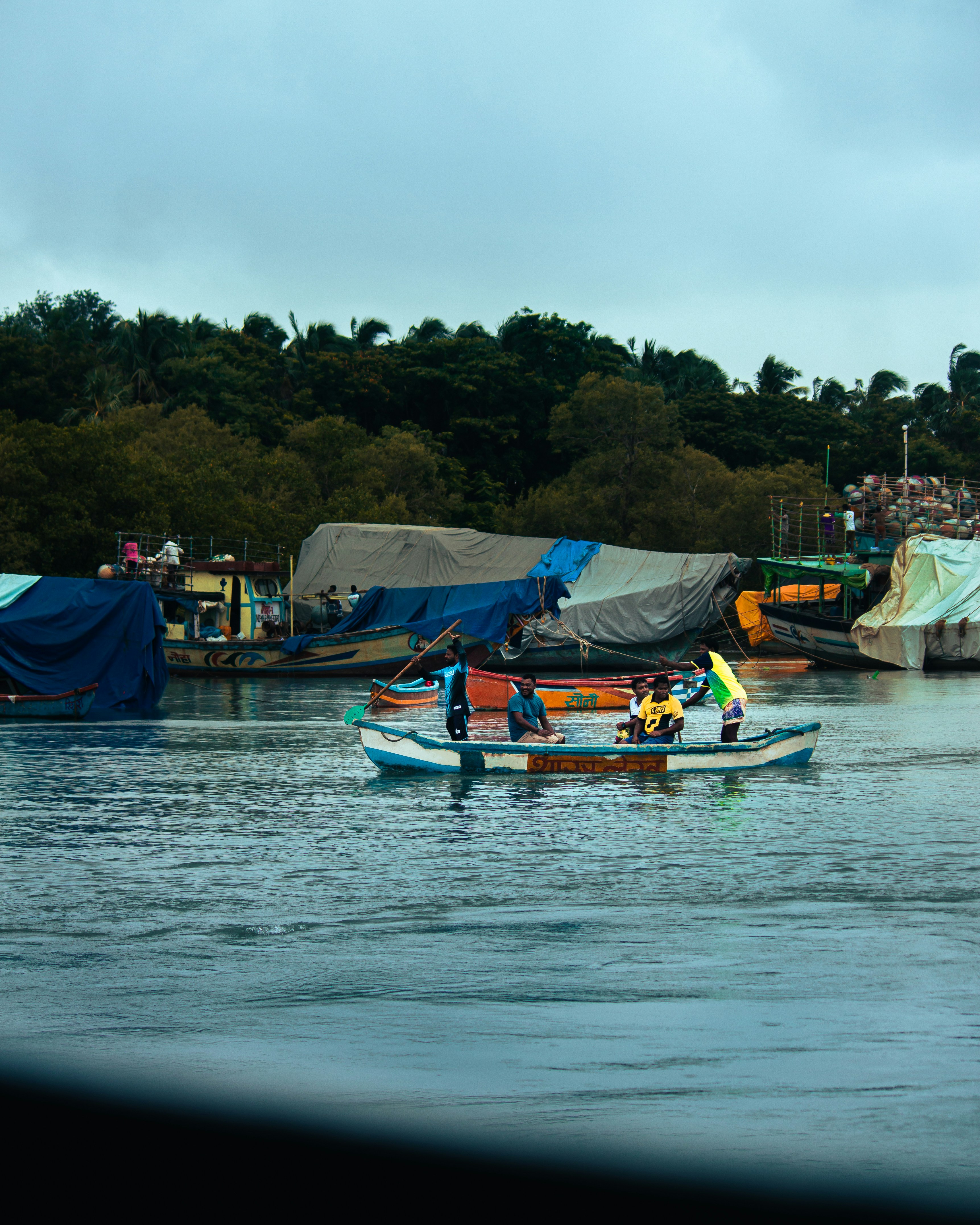 Personas que viajan en bote por el río durante el día foto – Imagen de ...