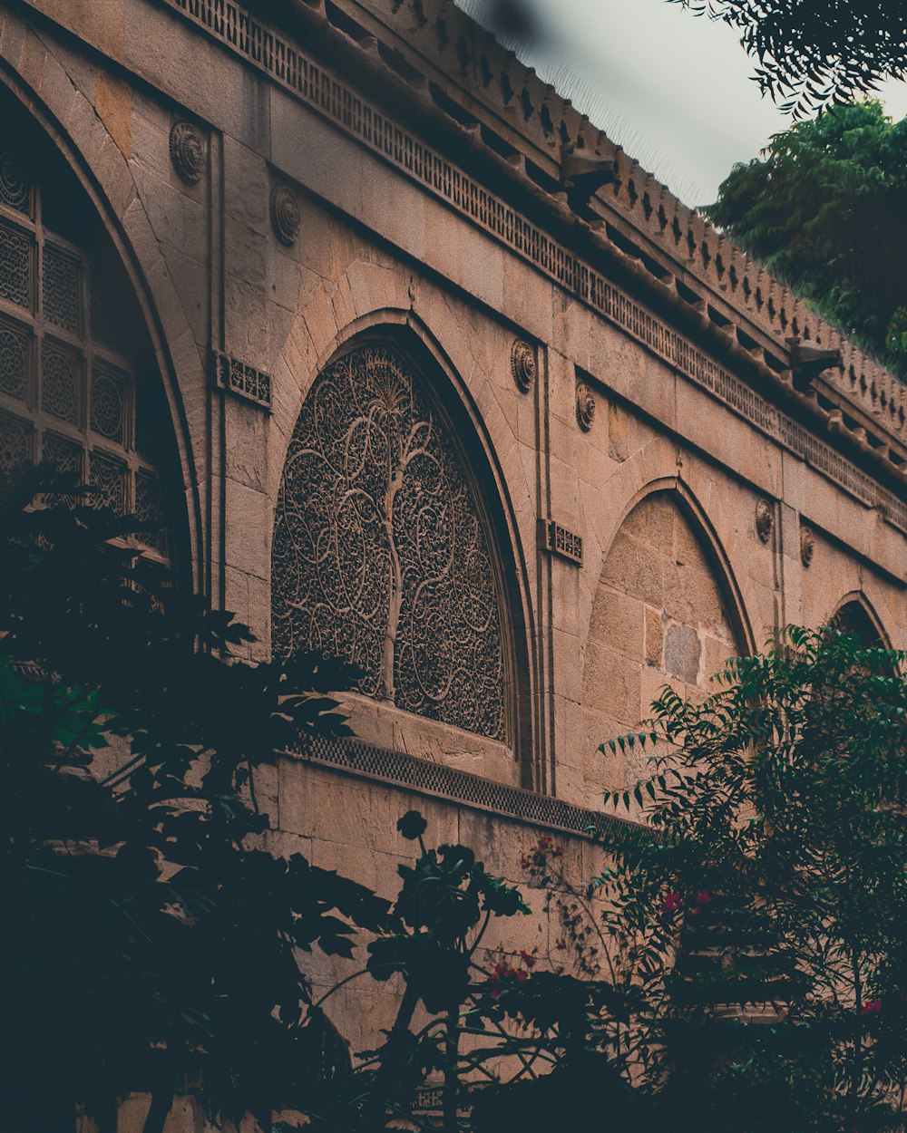 foto em tons de cinza do edifício de concreto