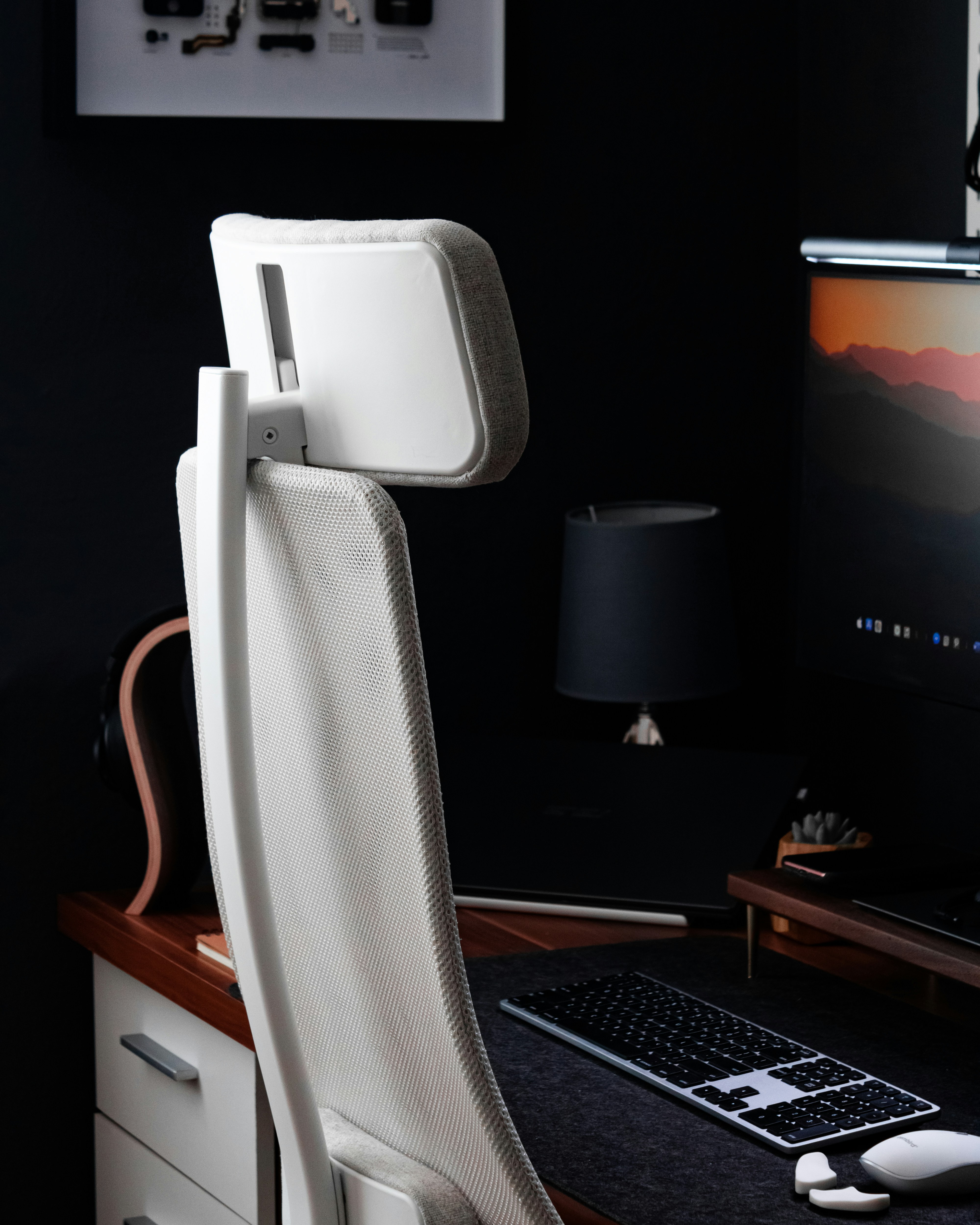 검정색과 은색 컴퓨터 키보드