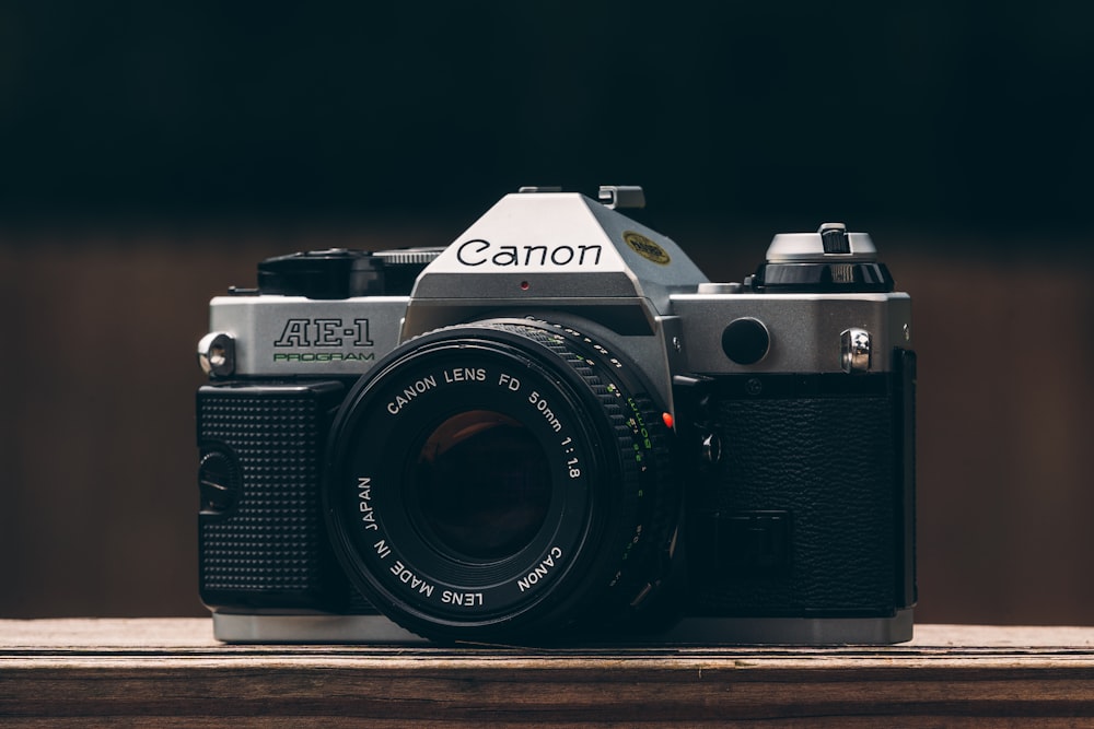Canon DSLR-Kamera in Schwarz und Silber