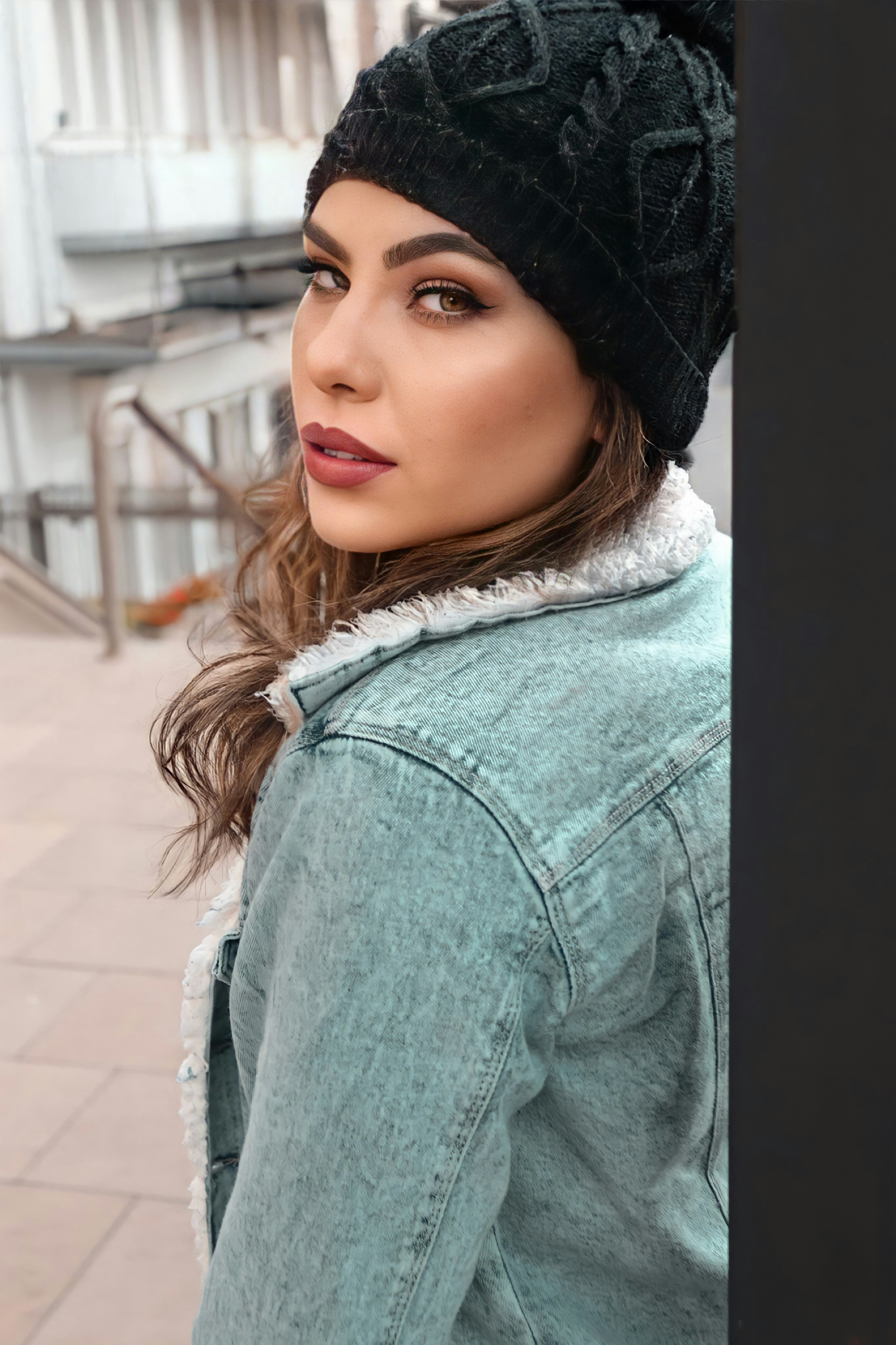 mulher na jaqueta jeans azul
