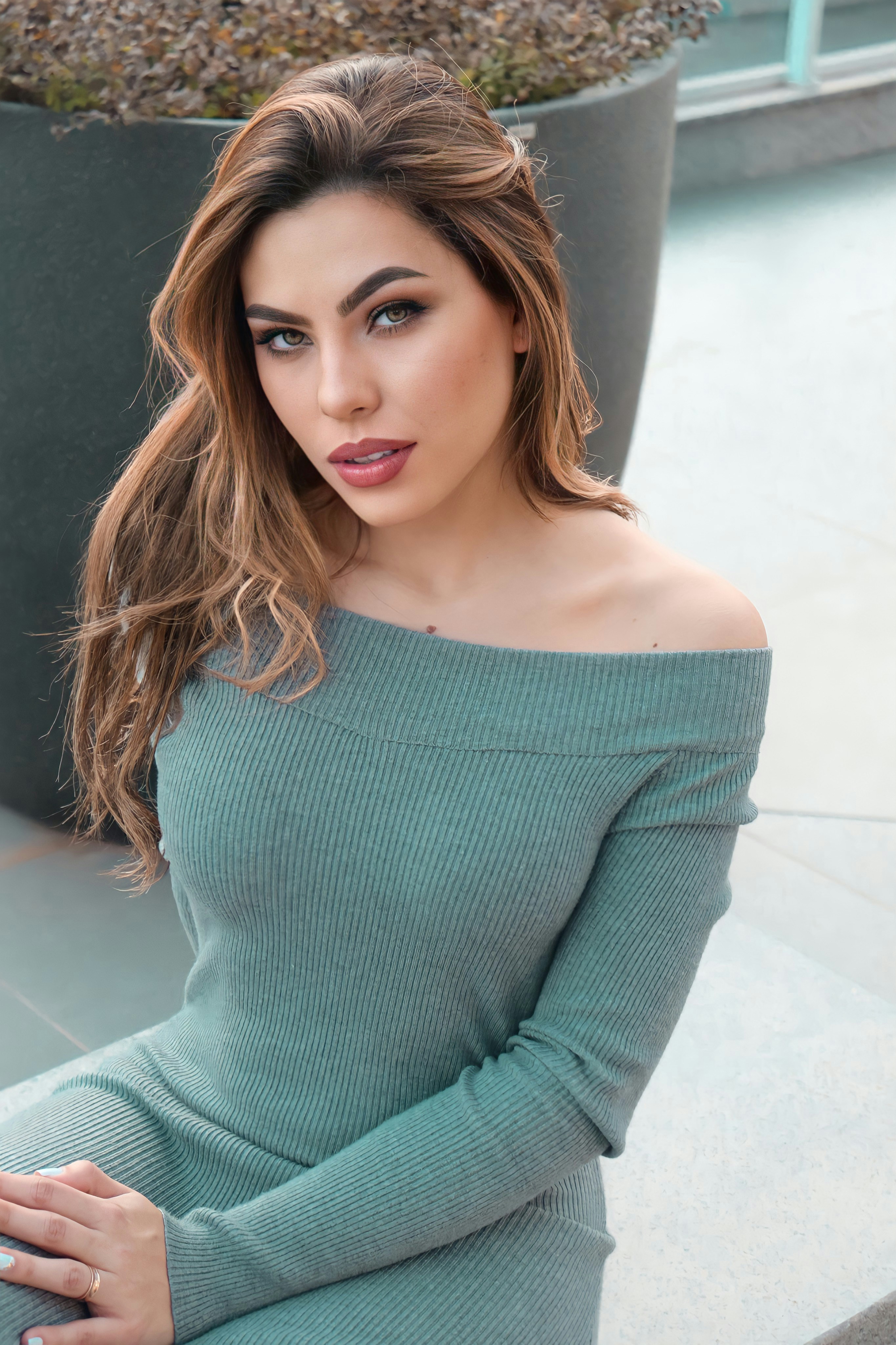 mulher no suéter de malha verde